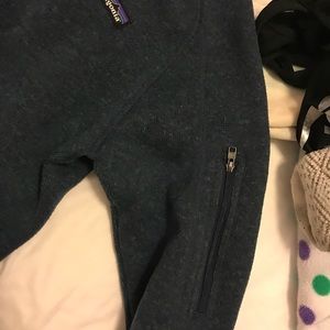 Women’s navy Patagonia pullover